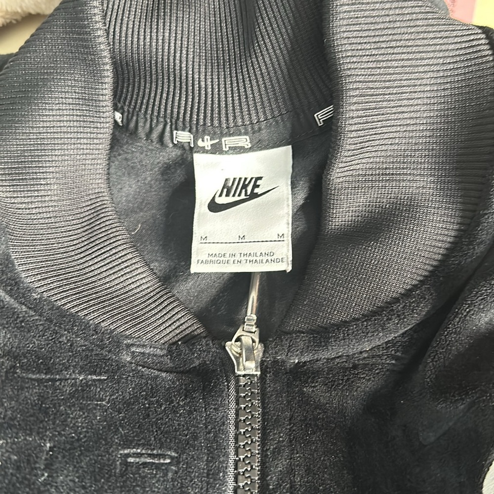 Nike air velour embossed jacket in black sz M front zipper , side welt pockets - Picture 6 of 7